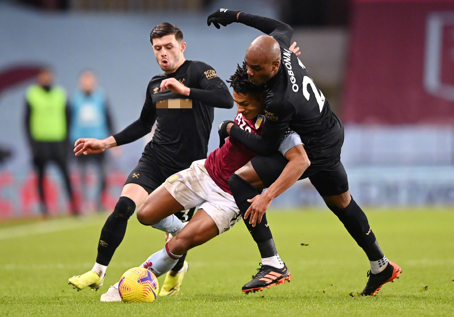 库里将热身时穿的布克球鞋签名送给他，两人赛后拥抱致意（库里签名赠送热身所穿布克款球鞋，赛后与布克相拥致意）